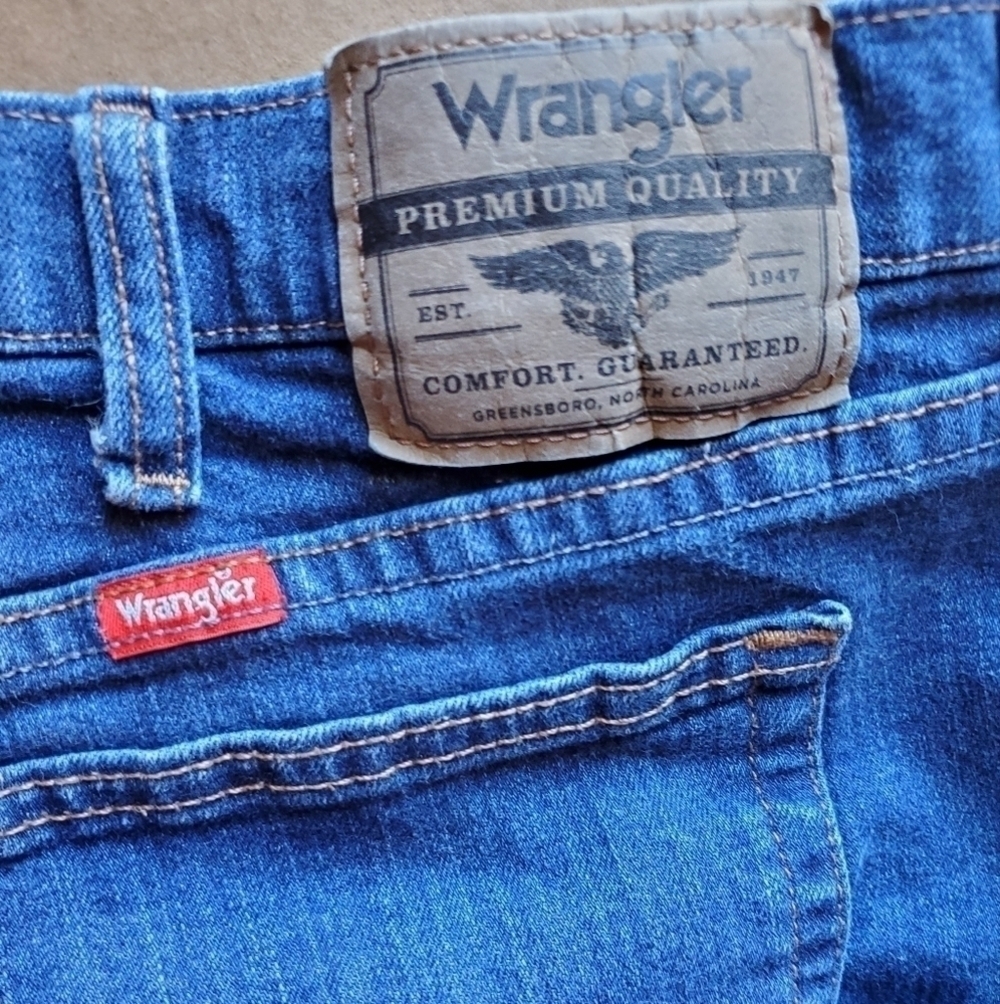 Wrangler relaxed fit slightly distressed jeans sz 38 X 32 - Picture 8 of 8